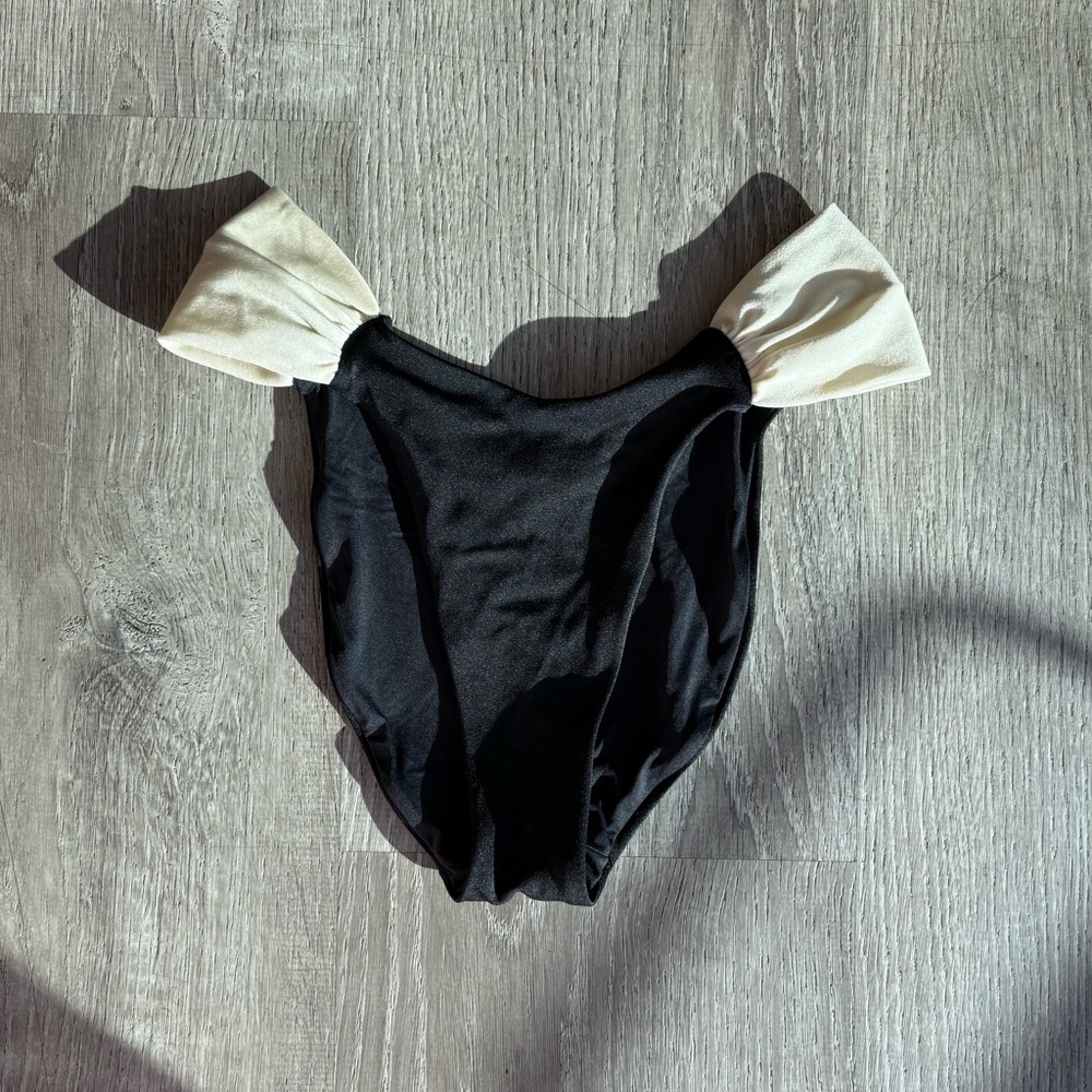 ONEONE Women's Black and Cream Bikini Bottom - S